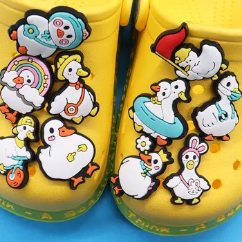 Горещи продажби 1-10Pcs сладък колоездачна патица PVC обувки сексапил декорации детски сандали дизайнер запушване DIY маншет Croc Jibz