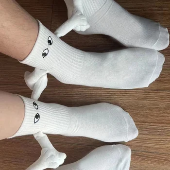 Alobee Жени Мъже Мода Черно Бяло Смешно Сладко Карикатура Очи Двойка Чорапи в средата на тръбата Магнитни чорапи с ръце за подаръци