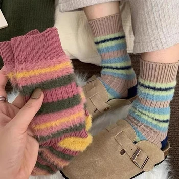 2pairs Цветни раирани чорапи Норка плетени чорапи за жени Зимни меки топли чорапи момиче сладък средата тръба чорапи удебелени чорапи